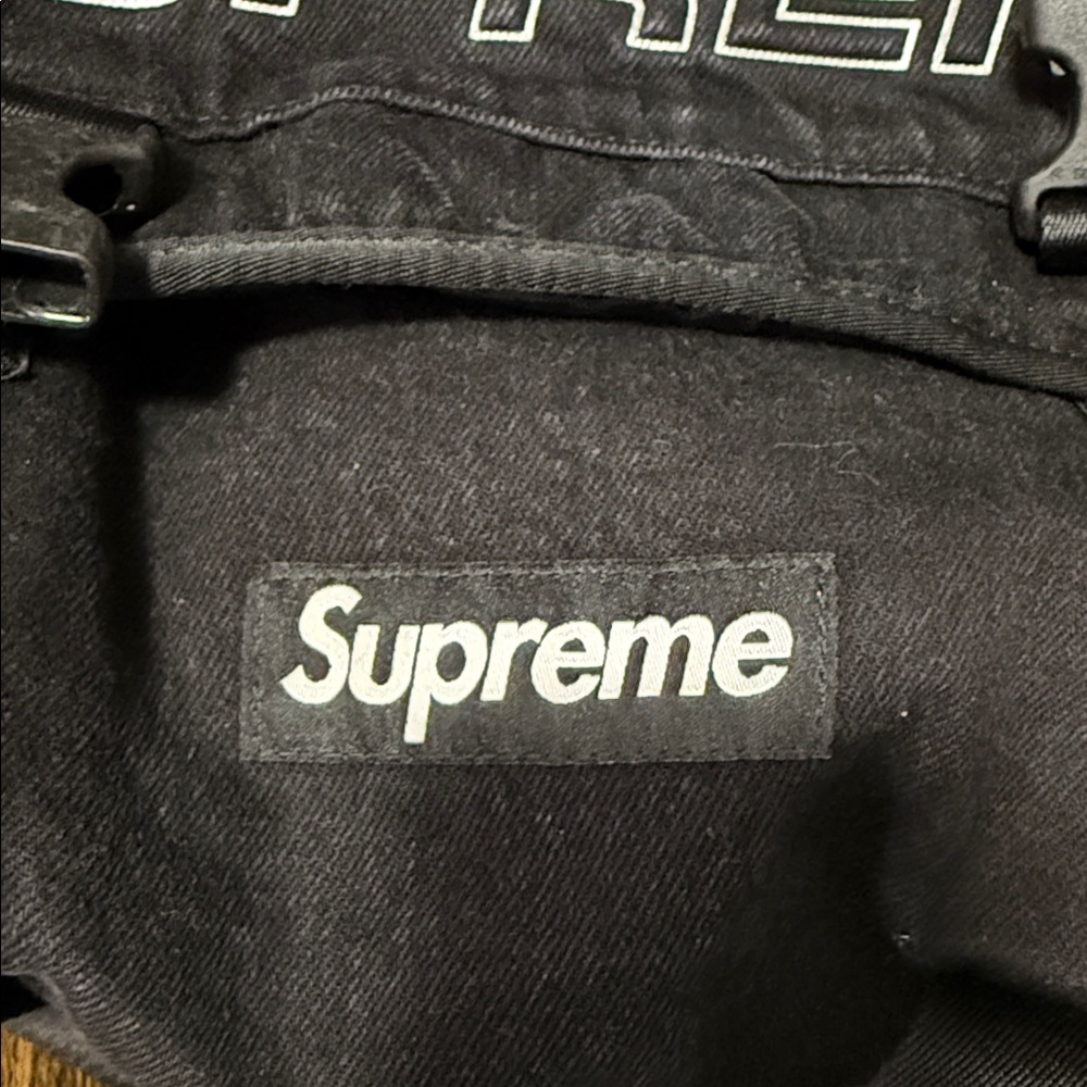 Lightly USED Supreme Denim Messenger Bag Black FW25 in excellent condition - Picture 2 of 4